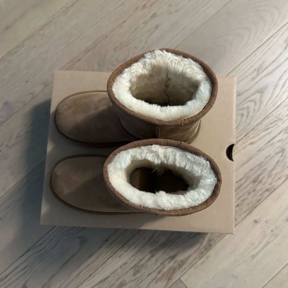 UGG Classic II Boots For Kids Size US 4 (BLACK & CHESTNUT). Worn twice, Like New - Picture 3 of 14